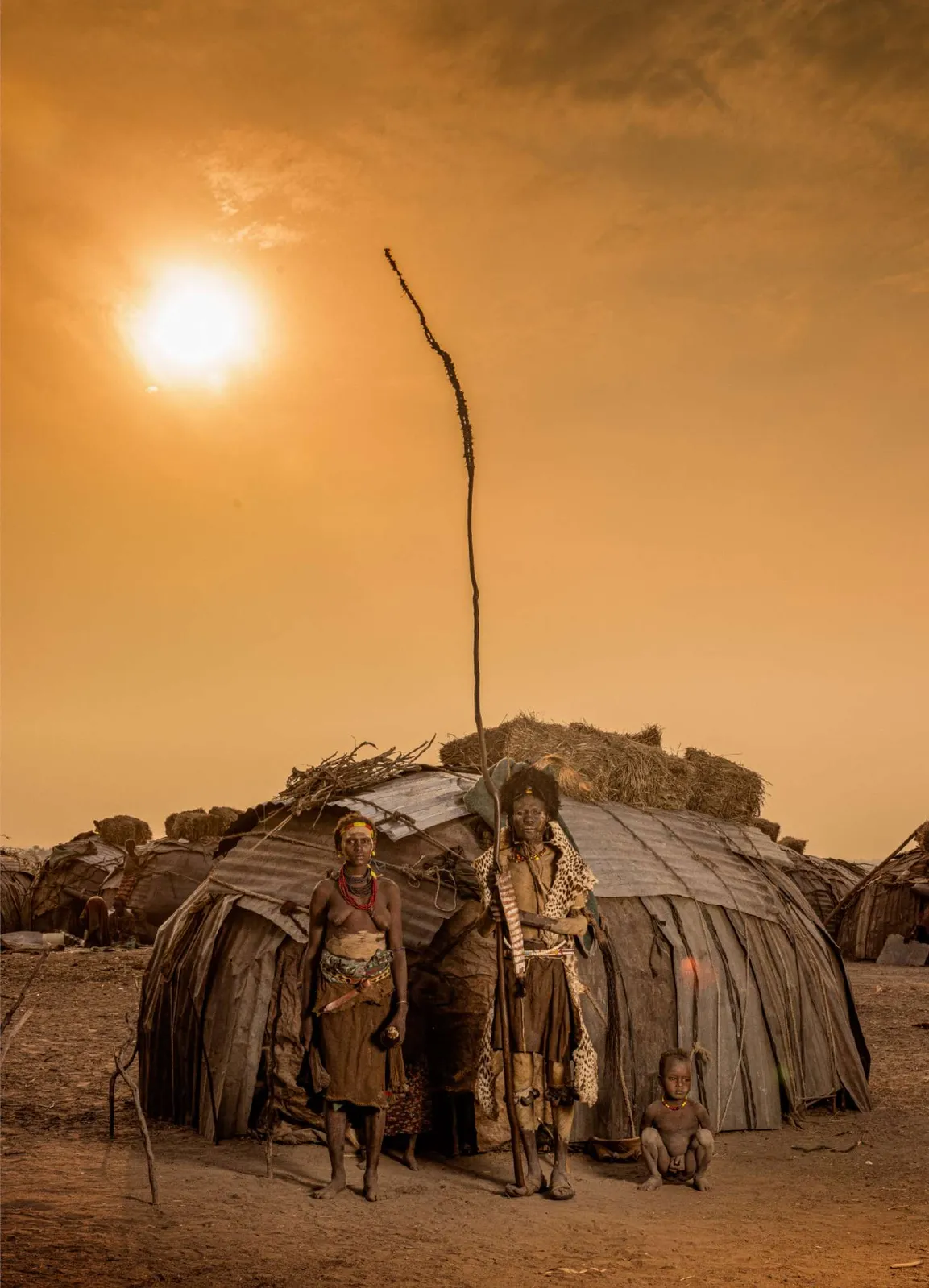 Choza dassanech al atardecer con el sol detrás