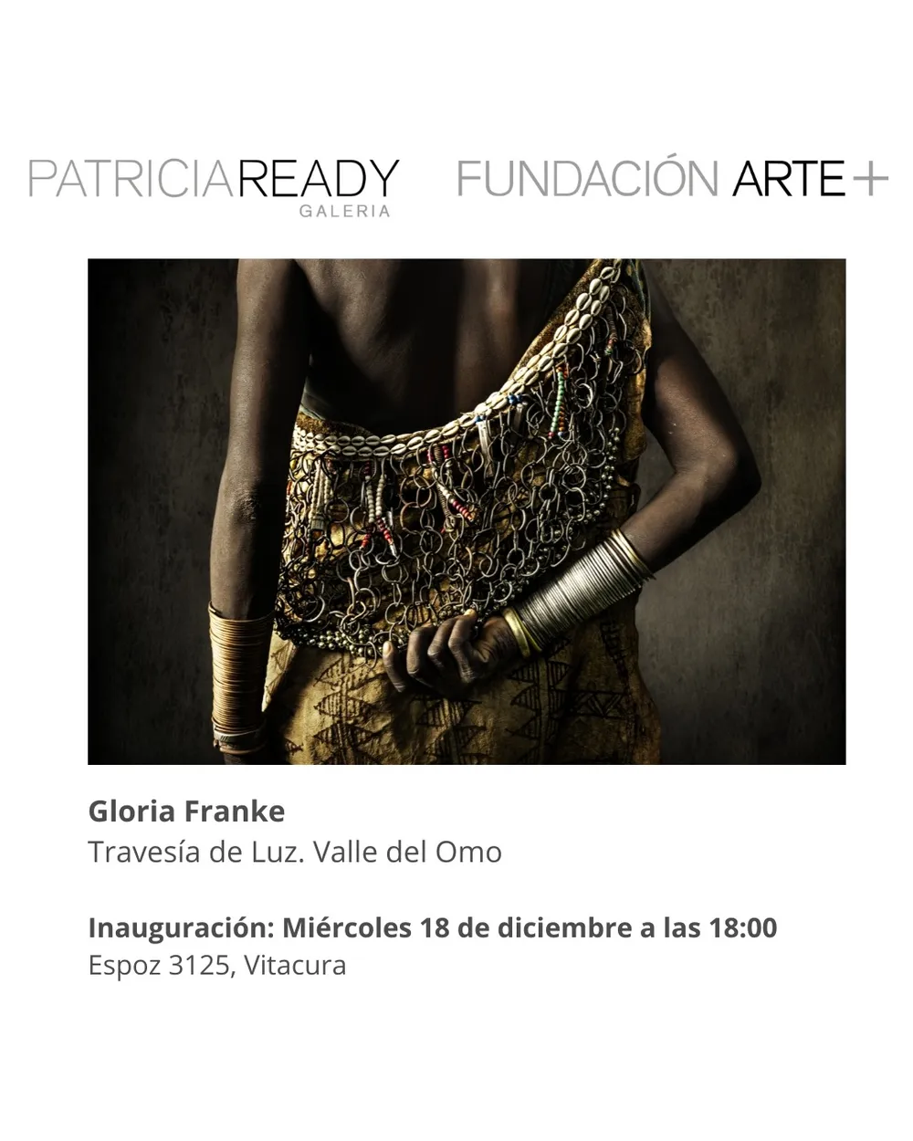 Invitación de Galería Patricia Ready a Travesía de Luz. Valle del Omo: espalda de una mujer con adornos de conchas y cadenas, y brazaletes de metal